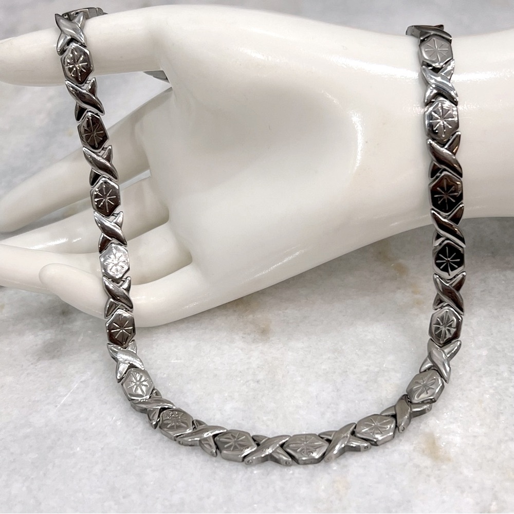 Criss Cross and Stars Silver 18” Necklace